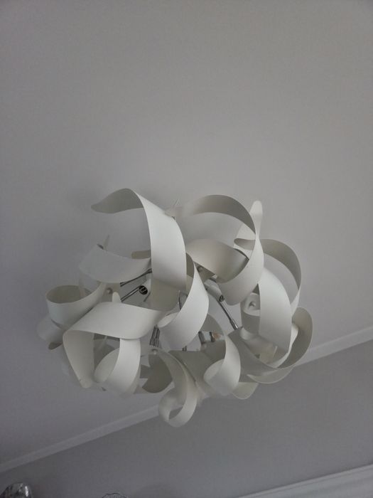 Plafon Lucida Atoma
Kolor: Biały (mat /) +wstęgi- elementy metalowe  , i chromowane.
G9-6x33W