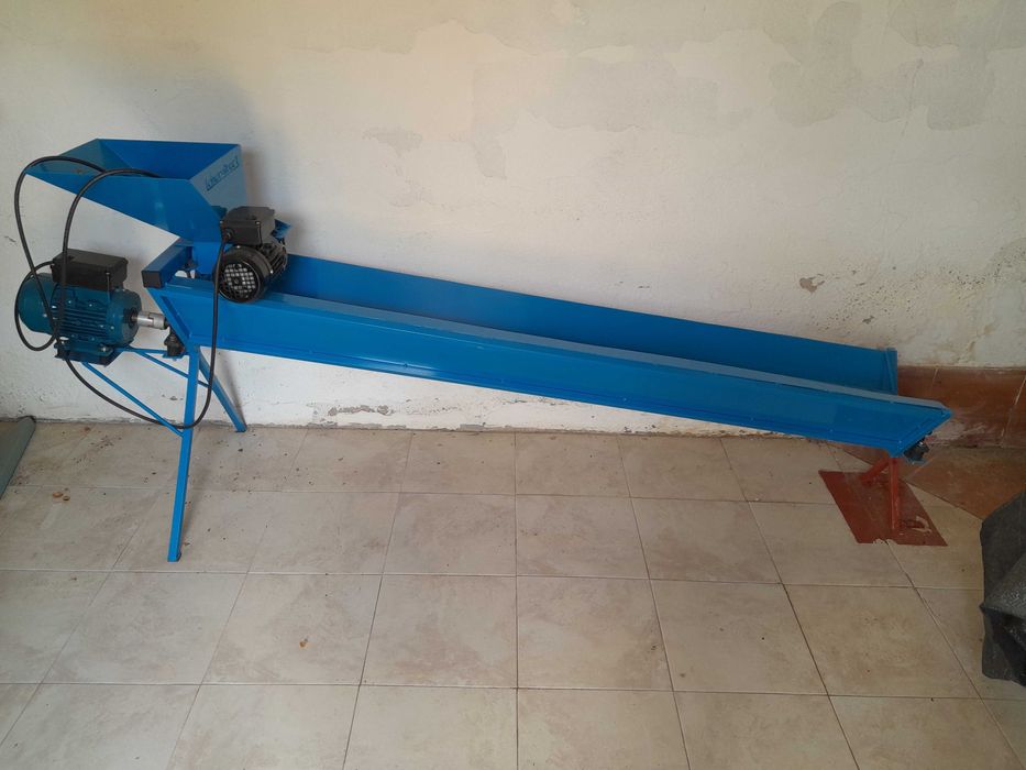 Máquina de partir e calibrar amendoa