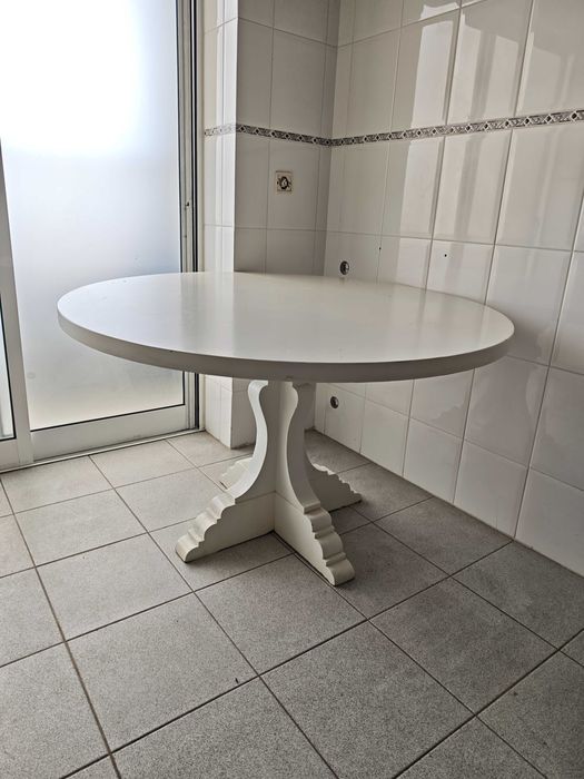 Mesa Redonda Branca de Madeira