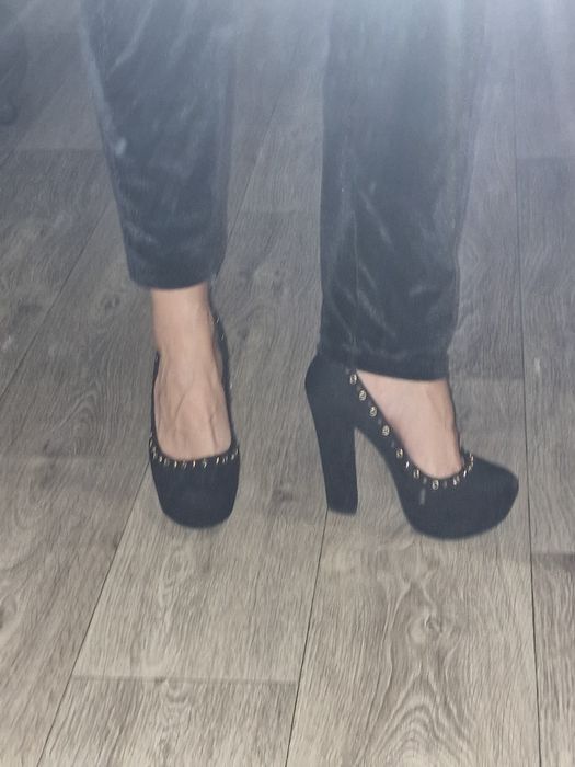 Замшевые туфли на каблуке