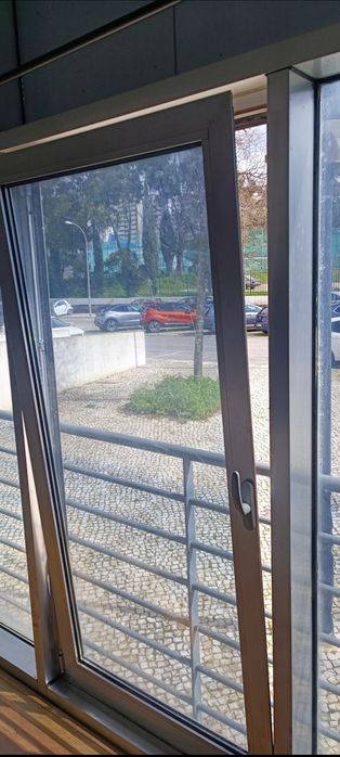 Montagem, reparação e manutenção de janelas com  oscilo batentes