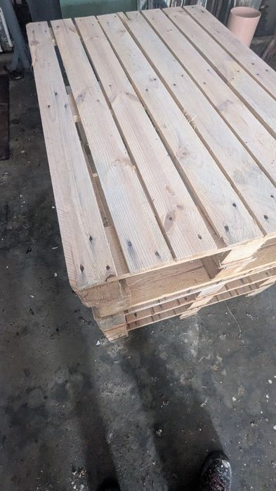 Paletes de madeira novas com apenas 1cm de afastamento entre tábuas