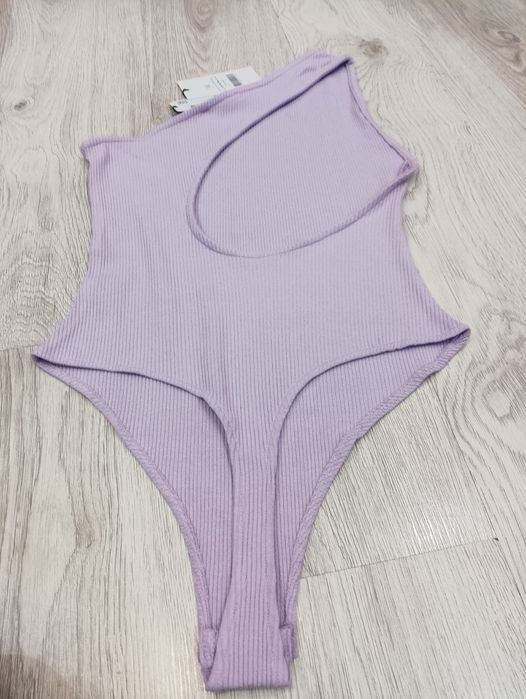 Nowe body liliowe prążkowane na jedno ramię z wycięciem XS na-kd