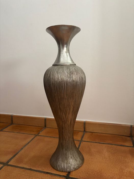 Conjunto de 7 jarras decorativas em metal prateado