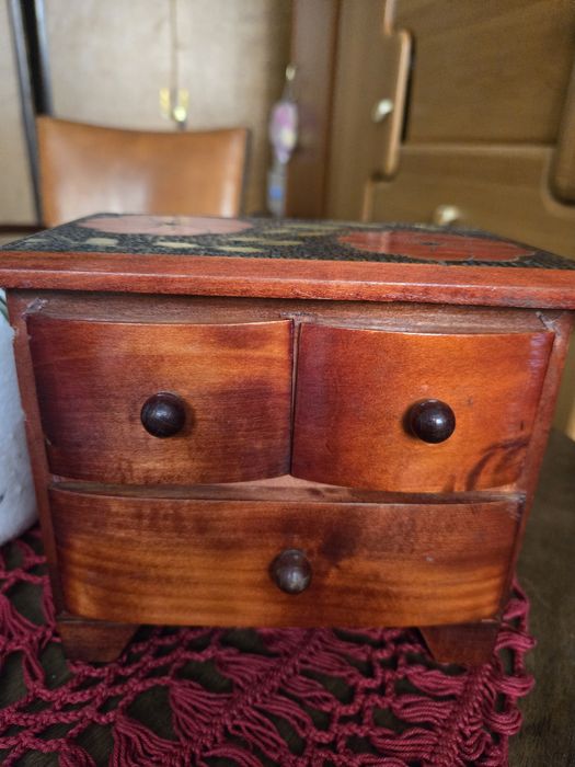 Mini komoda w kwiaty