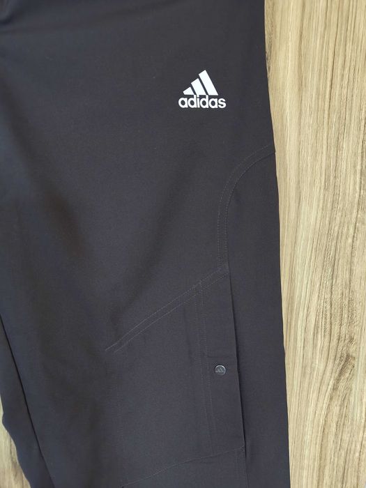 Spodnie adidas – brązowe