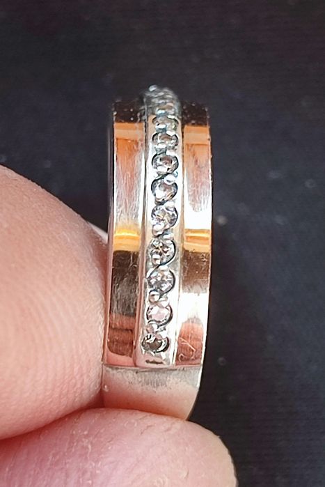 Продам серебрянные кольца с золотыми вставками.
