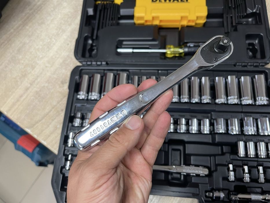 DeWALT DWMT73803 / Набір торцевих головок та ключів Девольт (142 предмета, 1/4" та 3/8")