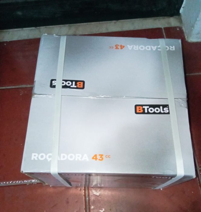 Roçadora nova ainda na embalagem