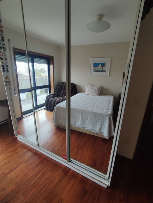 Quarto individual com luz solar direta