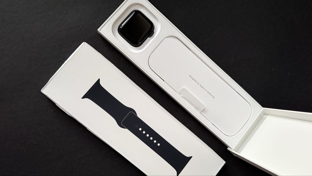 Apple Watch SE GPS з 40мм корпусом з алюмінію кольору midnight