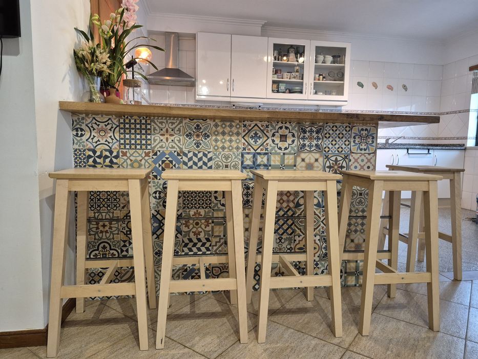 Cadeiras altas com bancada em Madeira natural