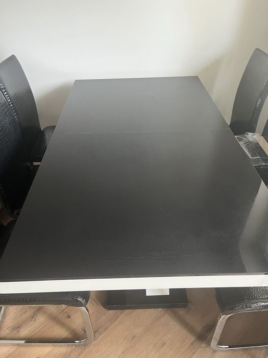 Stół  rozkładany i krzesła