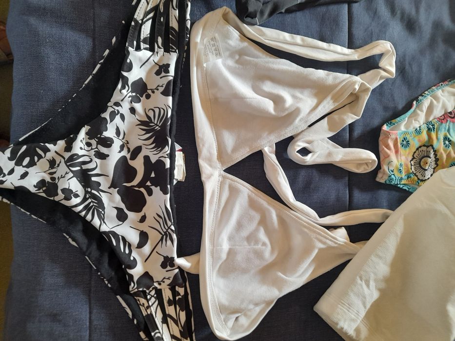 Biquínis estampados e lisos baratos com algum uso