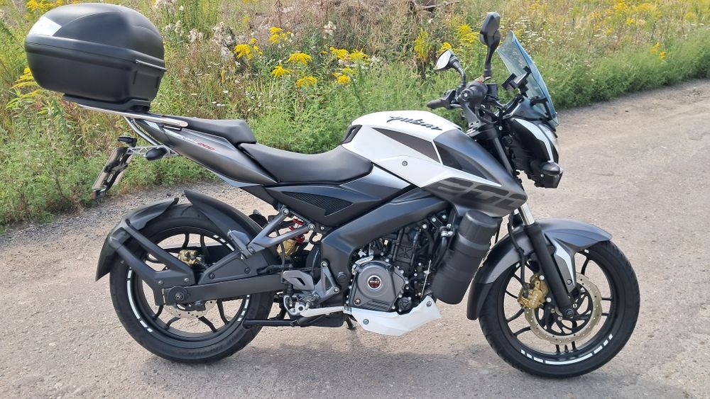 Мотоцикл Bajaj NS 200