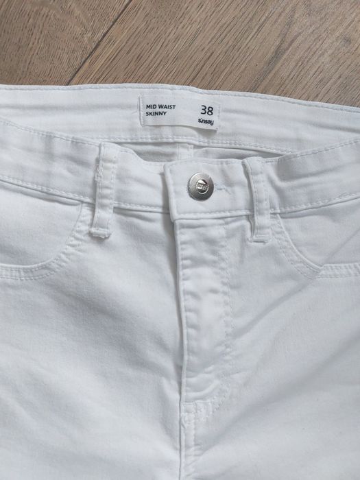 Białe spodnie rurki