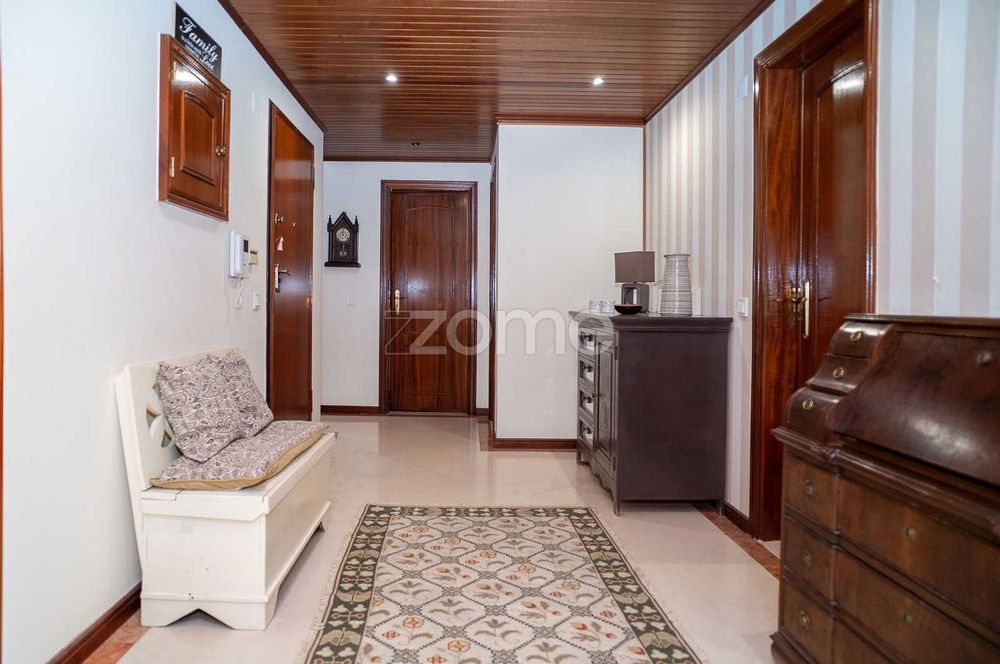 Apartamento T3 com parqueamento e arrecadação