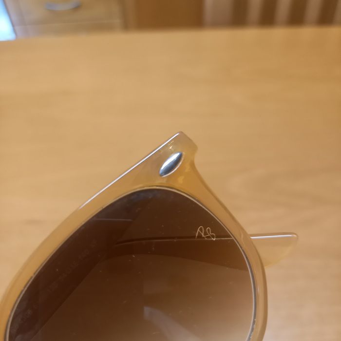 Óculos ray-ban com etiqueta