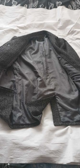 Elegancki płaszcz męski w kratę.