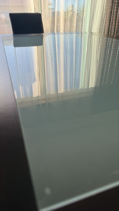 Mesa de Jantar em Madeira maciça e vidro temperado