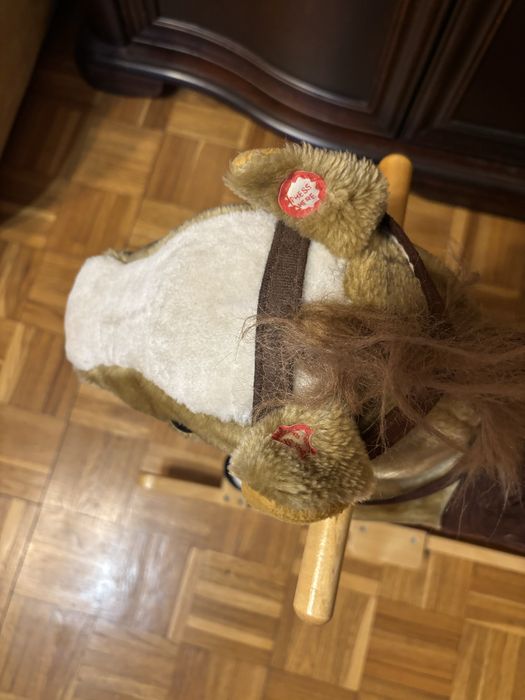 Koń na biegunach , wydaje dzwieki TEDDY KOMPANIET