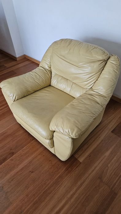 Sofá/Poltrona em pele impecável