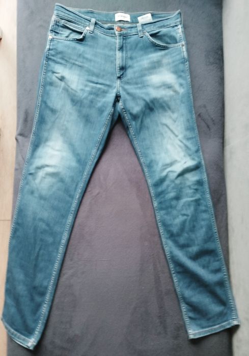 Nowe spodnie jeansowe Wrangler. Rozmiar: 31.