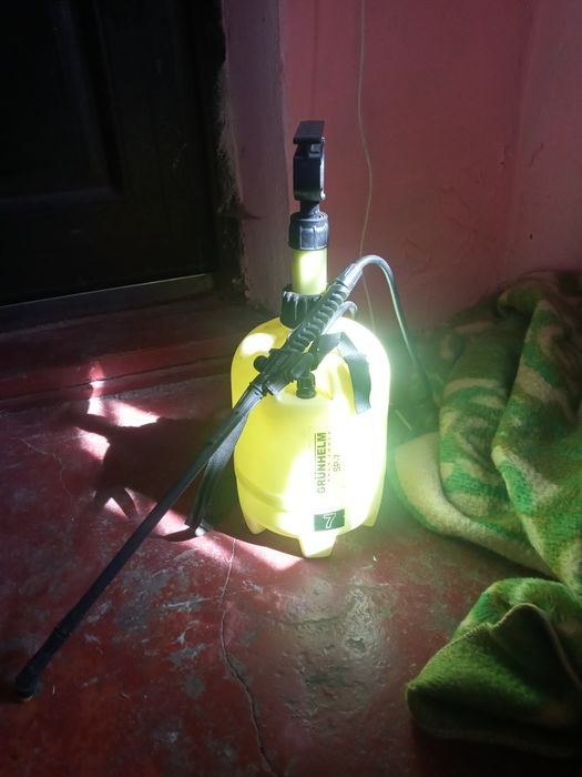 Продам оприскувач 7 літрів.