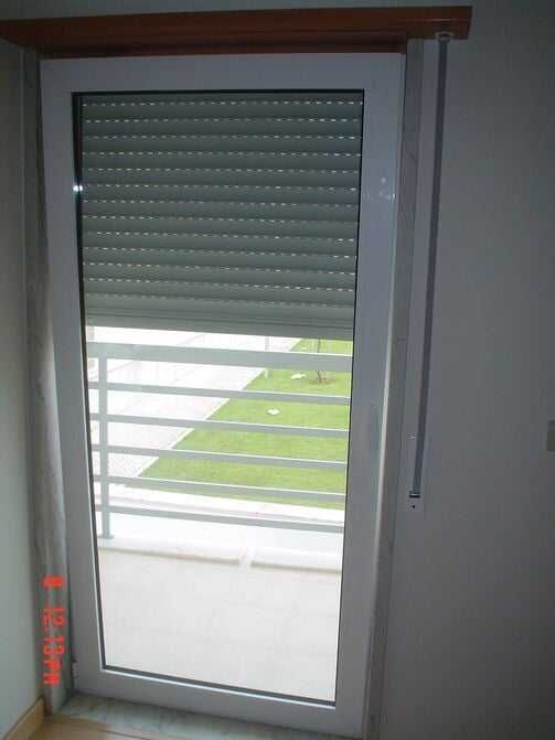 13€. Arranjo os seus Estores de Janela. Portas de Estores eu cobro 23€