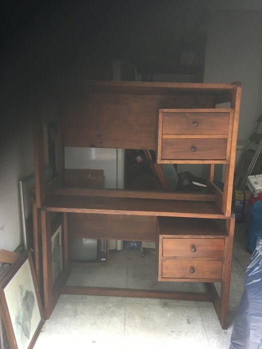 Vendo 2 secretarias com cadeiras e gavetas em pinho maciço
