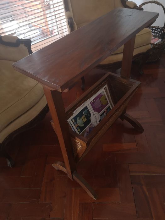 Mesa de apoio com cesto