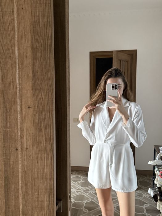 Женский деловой сарафан белый с шортами костюмчик