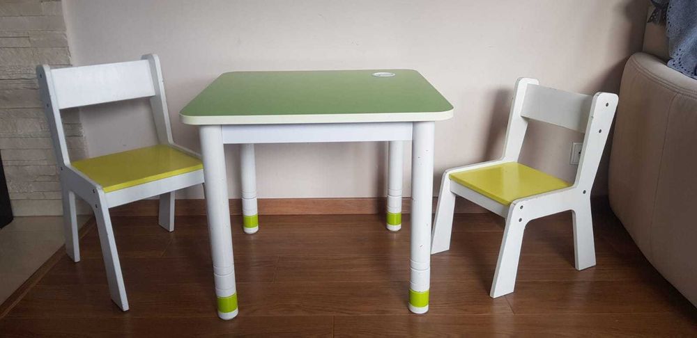 Stolik dla dzieci regulowany plus 2 krzesełka