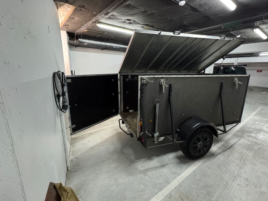 Reboque atrelado com caixa fechada