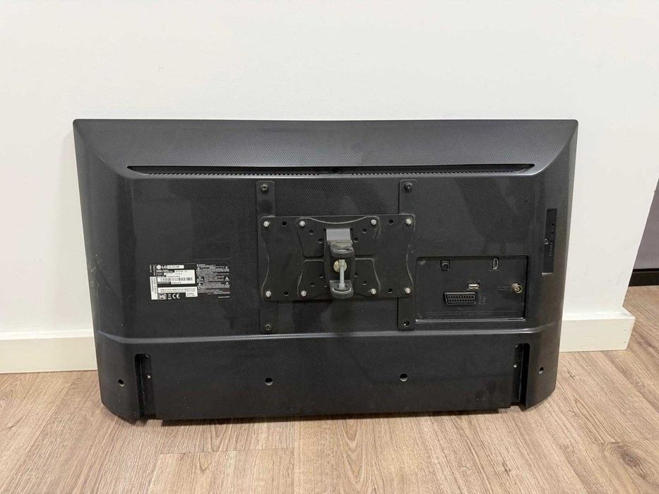 Televisor LED LG de 32 polegadas em excelente estado.