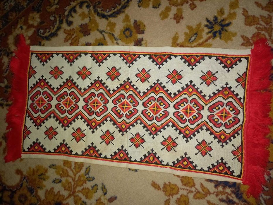 Вишита серветка доріжка