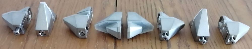 varios fixadores de prateleiras