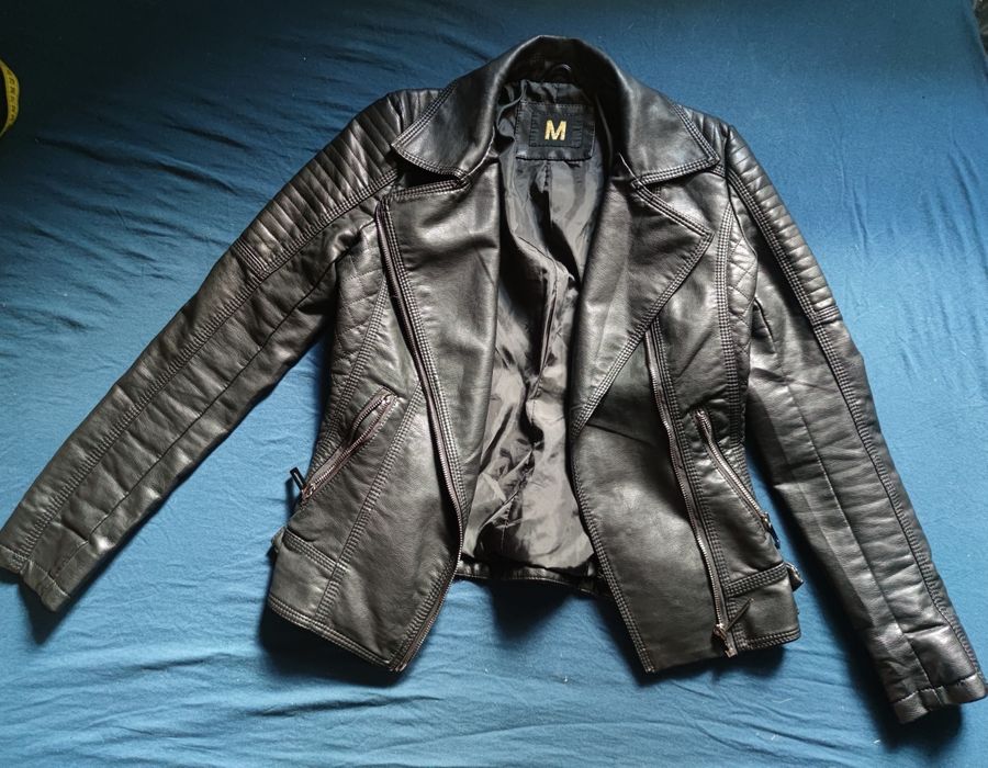 Чорна шкіряна куртка-косуха у відмінному стані