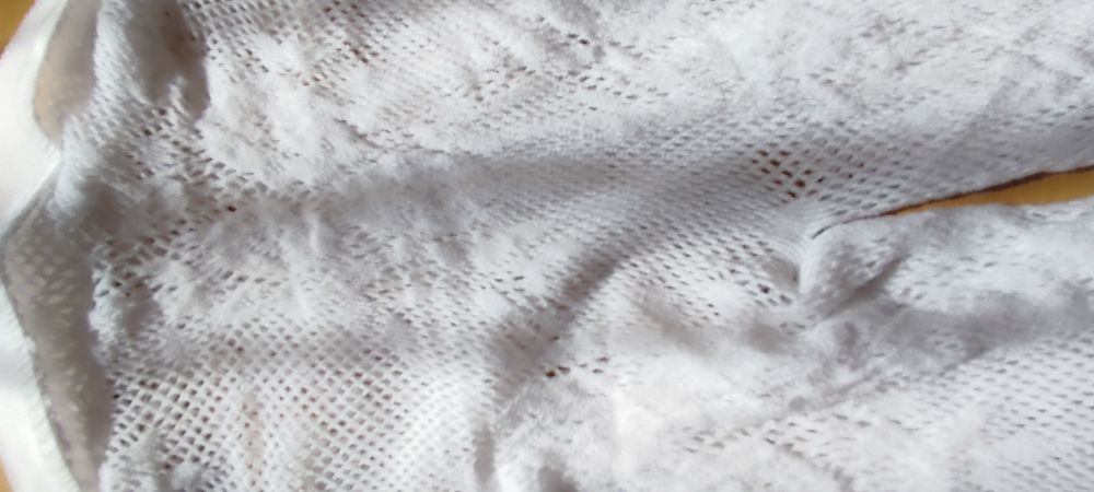 Koronkowe, białe, siatkowe rajstopy