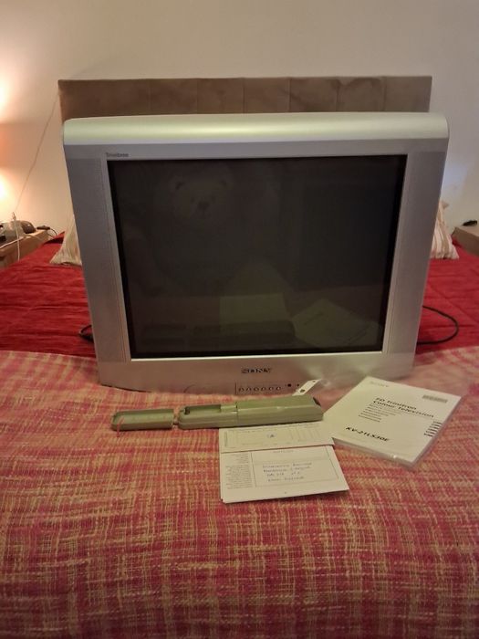 TV Sony BlackTrinitron 53cm×46cm (profundidade 52cm), ecrã 21 " (52cm)