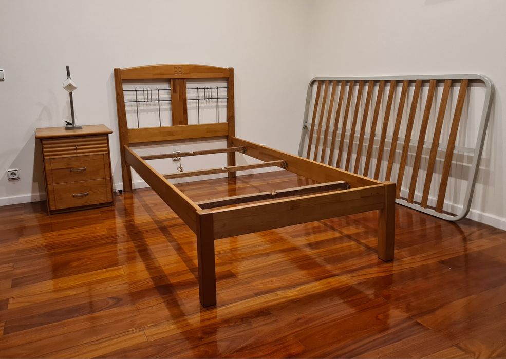 Cama de solteiro e mesinha de cabeceira