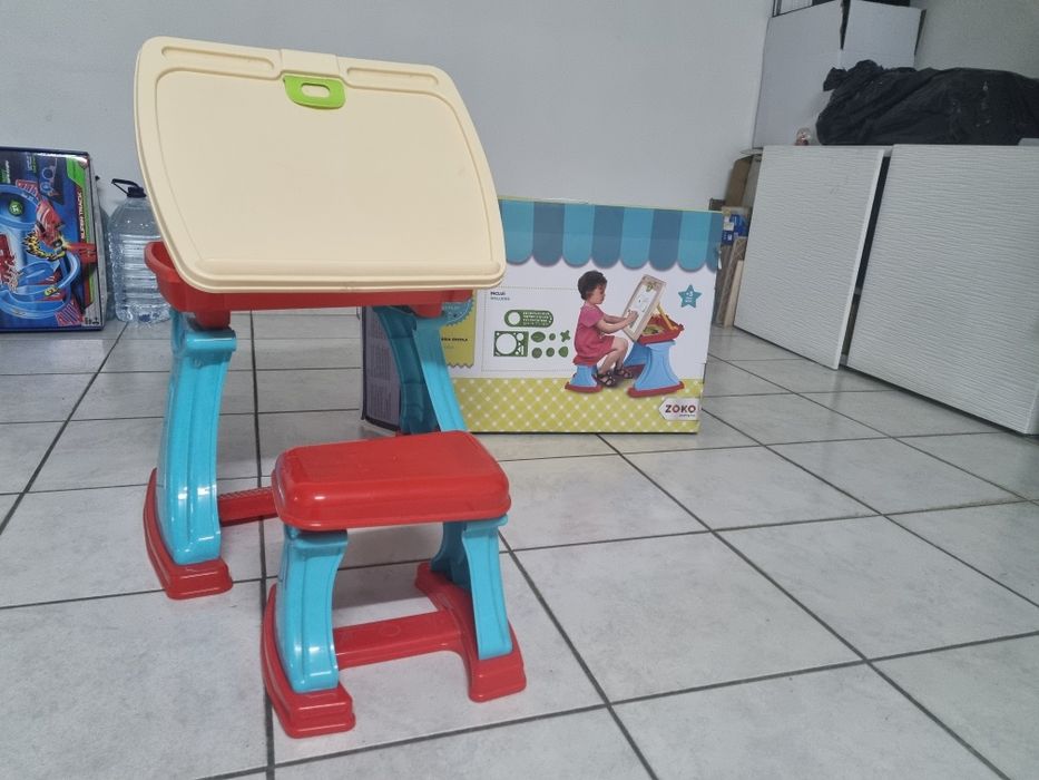 Mesa de criança com banco