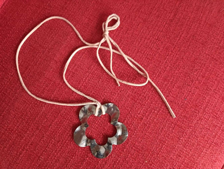 Colar flor em metal e fio ajustável rosa