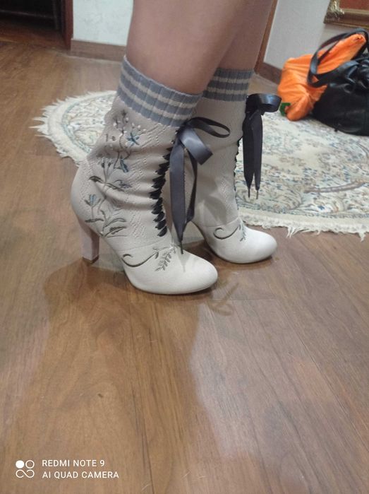 Catwalk Botki na obcasie haftowane vinted teatralne skarpeta