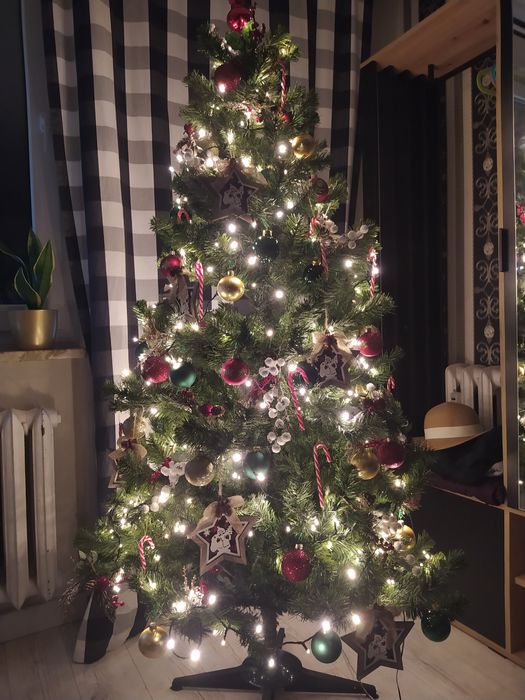 Choinka 180 cm z ozdobnymi i lampkami z Leroy Merlin