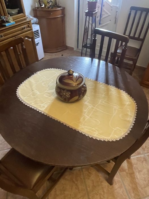 Mesa extensivel em madeira  com 6 cadeiras