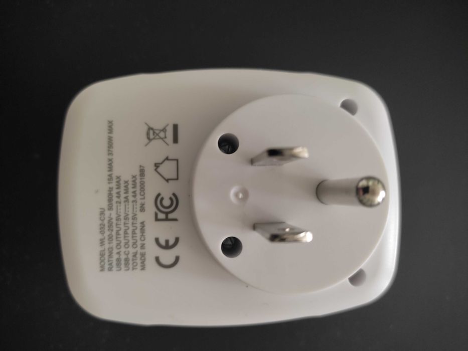 Adaptador Triplo com USB-C e Tomada de Terra