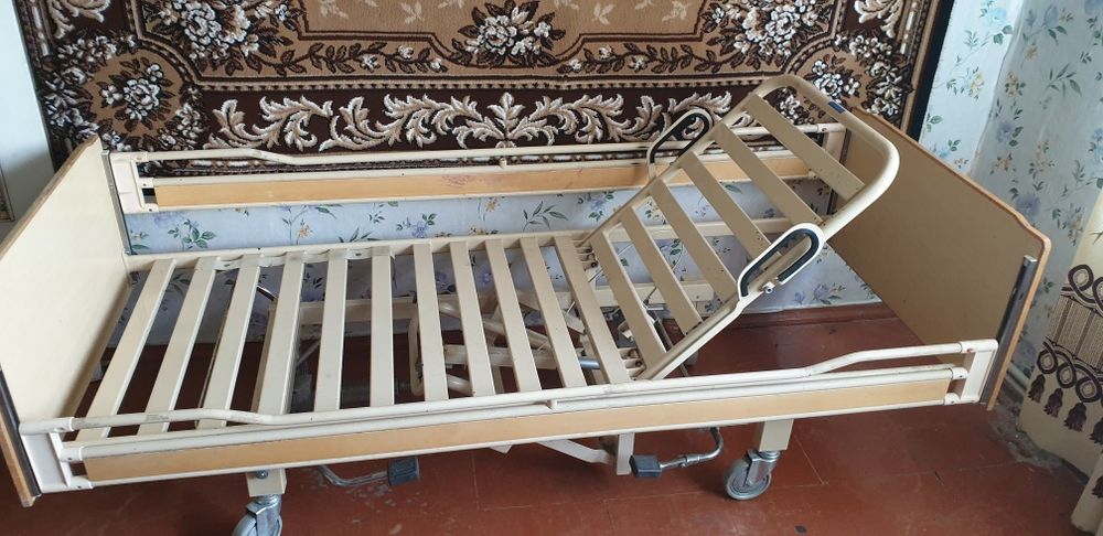 Медичне  ліжко для лежачих людей полегшує догляд