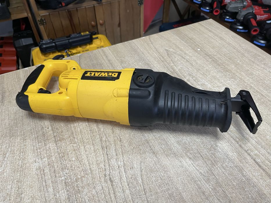 Dewalt DW311 / шабельна пила Девольт 1200W