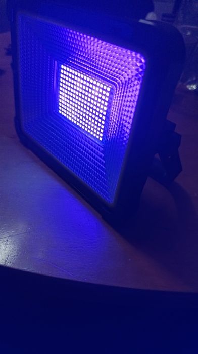 Продам прожектор на солнечной батарее